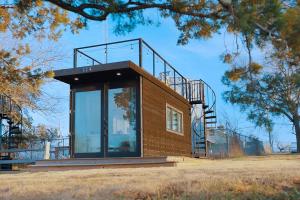 The Bluebonnet-Tiny Container Home Country Setting 12 min to Downtown
