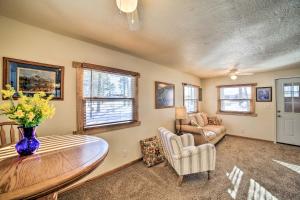 Sunroom, Deck & Grills: Marquette Cottage!
