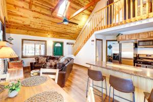 Near Hiking Trails: Wooded Cabin in Lakeside!