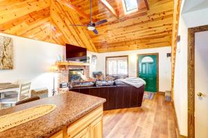 Near Hiking Trails: Wooded Cabin in Lakeside!
