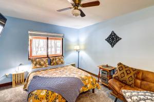 Near Hiking Trails: Wooded Cabin in Lakeside!
