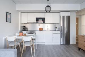 Modern 2BR Apartment with Balcony & Central Location