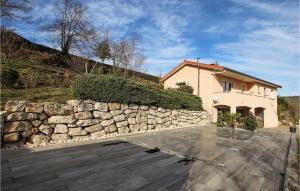 Maisons de vacances Nice home in La Valla en Gier with Outdoor swimming pool, WiFi and 3 Bedrooms : photos des chambres