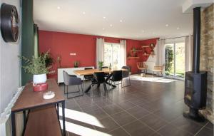 Maisons de vacances Nice home in La Valla en Gier with Outdoor swimming pool, WiFi and 3 Bedrooms : photos des chambres