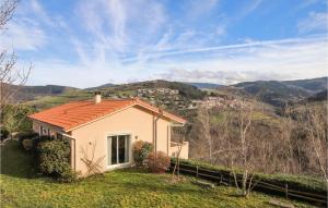 Maisons de vacances Nice home in La Valla en Gier with Outdoor swimming pool, WiFi and 3 Bedrooms : photos des chambres