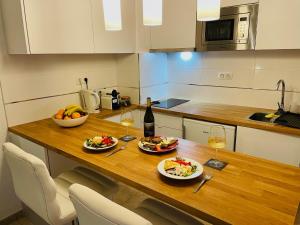 Relaxing upper floor Apartment- exclusive complex.