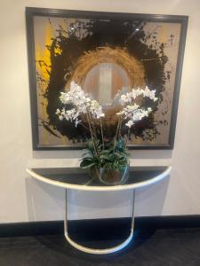 Luxury Designer Apartment River view of Parliament Westminster Big Ben.