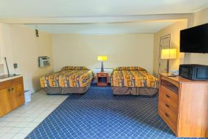 2 Full Beds with Kitchenette room in Economy Inn Kingsville
