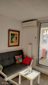 Entre ST-RAPHAEL et ST-TROPEZ. Studio pieds dans leau, à partir de 600 Eurossemaine.