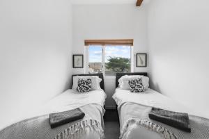 Coppercroft Cottage - Stunning Coastal Home, Walk to Beach, Sleeps 4