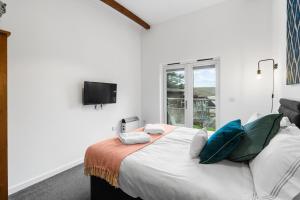 Coppercroft Cottage - Stunning Coastal Home, Walk to Beach, Sleeps 4