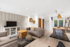 Coppercroft Cottage - Stunning Coastal Home, Walk to Beach, Sleeps 4