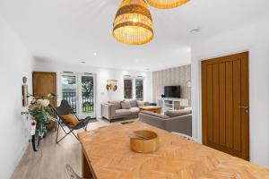 Coppercroft Cottage - Stunning Coastal Home, Walk to Beach, Sleeps 4