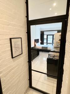 Industrial CHIC Apartment 113 - Luxury City Escape, Washing Machine & Fast WiFi