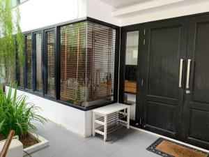 Joyful Modern Home with Foods and MRT Rama 9 Nearby