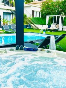 Hôtel Eden Cassis - centre-ville- piscine chauffée, jacuzzi et sauna - parking privé