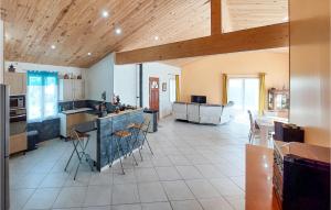 Maisons de vacances Beautiful home in Saint-Georges-dOlron with WiFi and 3 Bedrooms : photos des chambres