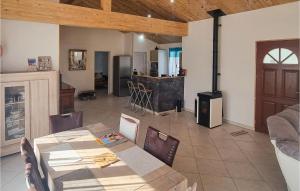 Maisons de vacances Beautiful home in Saint-Georges-dOlron with WiFi and 3 Bedrooms : photos des chambres