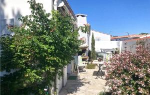 Maisons de vacances Awesome home in Rivedoux-Plage with WiFi and 2 Bedrooms : photos des chambres