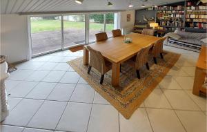 Maisons de vacances Awesome home in Rivedoux-Plage with WiFi and 2 Bedrooms : photos des chambres