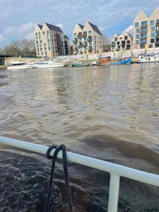 Süsses Motorboot - Bremen Überseestadt