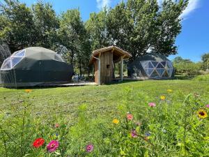 Tentes de luxe Dome insolite Lichen jacuzzi et petits-dejeuners inclus : photos des chambres