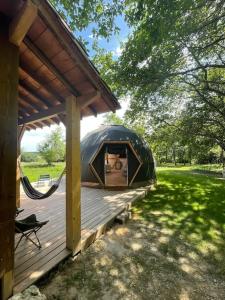 Tentes de luxe Dome insolite Lichen jacuzzi et petits-dejeuners inclus : photos des chambres