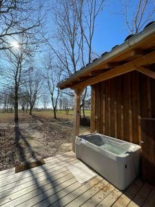 Tentes de luxe Dome insolite Lichen jacuzzi et petits-dejeuners inclus : photos des chambres