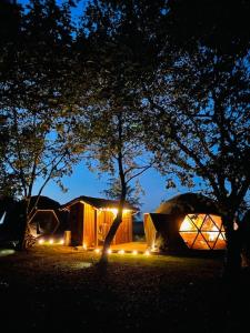 Tentes de luxe Dome insolite Lichen jacuzzi et petits-dejeuners inclus : photos des chambres