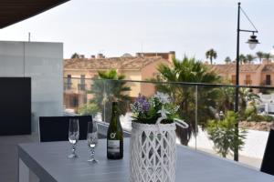 Luxury complex beachfront apartment, infinity pool, sauna, gym and large terrace