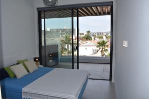 Luxury complex beachfront apartment, infinity pool, sauna, gym and large terrace
