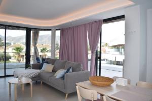 Luxury complex beachfront apartment, infinity pool, sauna, gym and large terrace