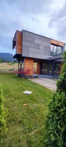 The kube by the mountain