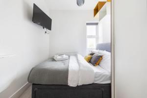 Functional Budget Stay with Wi-Fi and Laundry Facilities near Tube Station