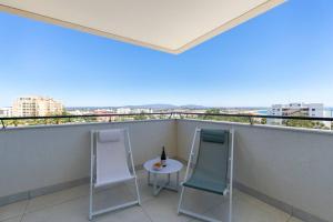 Amazing central apartment with sea-view, close to beach with pool, sauna, WiFi and private parking