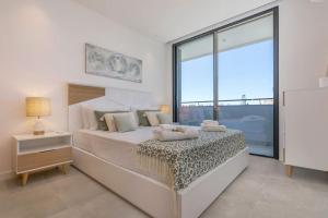 Amazing central apartment with sea-view, close to beach with pool, sauna, WiFi and private parking