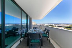 Amazing central apartment with sea-view, close to beach with pool, sauna, WiFi and private parking