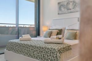 Amazing central apartment with sea-view, close to beach with pool, sauna, WiFi and private parking