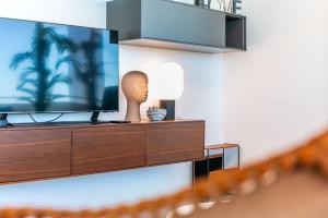 Amazing central apartment with sea-view, close to beach with pool, sauna, WiFi and private parking