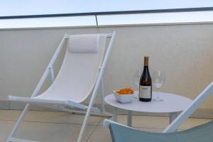 Amazing central apartment with sea-view, close to beach with pool, sauna, WiFi and private parking