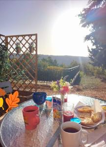 Appartements logement exceptionnel situe au coeur du Luberon a proximite du Colorado provencal Niche dans une residence paisible dotee d'une piscine cet hebergement offre une vue imprenable sur le Luberon depuis sa terrasse : photos des chambres