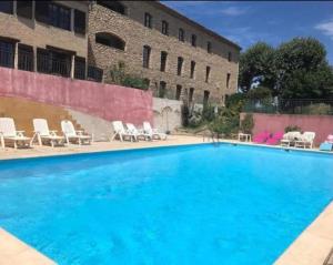 Appartements logement exceptionnel situe au coeur du Luberon a proximite du Colorado provencal Niche dans une residence paisible dotee d'une piscine cet hebergement offre une vue imprenable sur le Luberon depuis sa terrasse : Appartement 1 Chambre