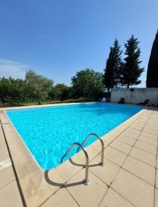 Logement dexception près du Colorado provencal dans une résidence au calme avec piscine offrant une vue imprenable sur le Luberon depuis sa terrasse