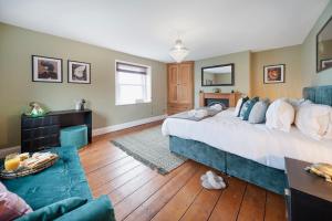 4 bedroom home with Garden, Game room, Parking- Esho Stays