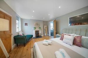 4 bedroom home with Garden, Game room, Parking- Esho Stays