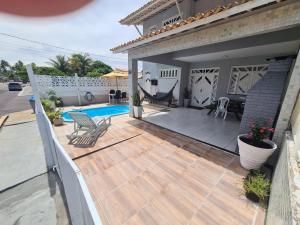 Casa cinza em frente à praia em condominio