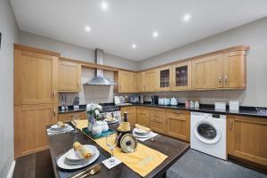 4 bedroom home with Garden, Game room, Parking- Esho Stays