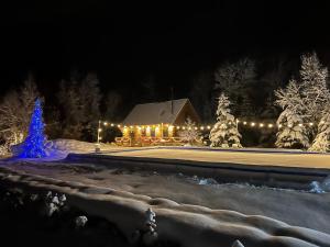 BC Log cabin with private beach river fire pit AC wifi onsite trails ski slope views - 3hvězdičkové hotely ve městě Carroll