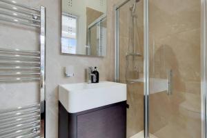 DG1 - Family-Friendly 2-Bed with Garden in Acton - by Short Stories London