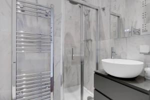 DG1 - Family-Friendly 2-Bed with Garden in Acton - by Short Stories London